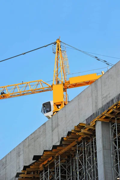 起重机和高层建筑施工现场 — 图库照片