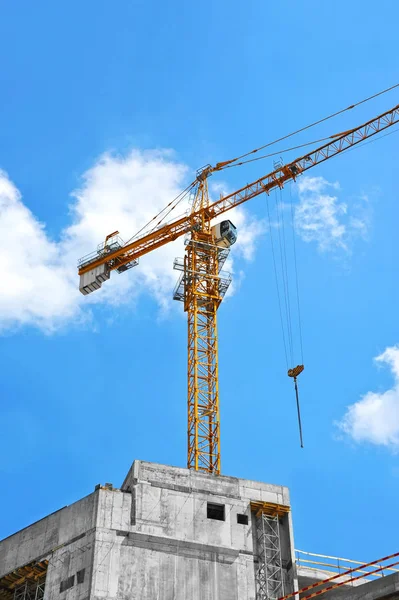 Construcción de grúas y rascacielos —  Fotos de Stock