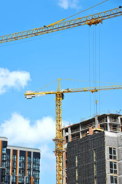 Construcción de grúas y rascacielos —  Fotos de Stock