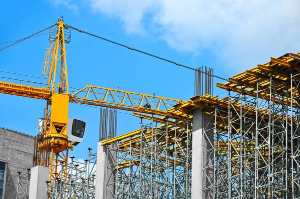 Construcción de grúas y rascacielos — Foto de Stock