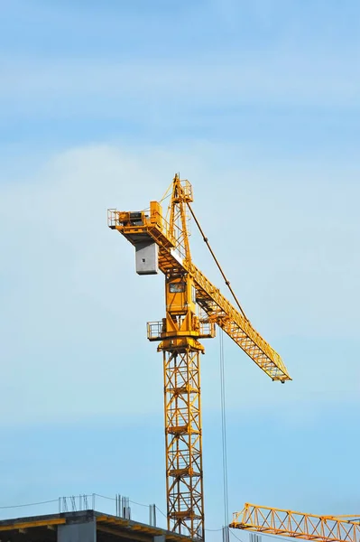 Crane and highrise construction site — Stock Photo, Image