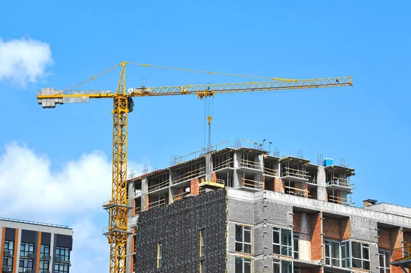 Kran und Hochhausbaustelle — Stockfoto