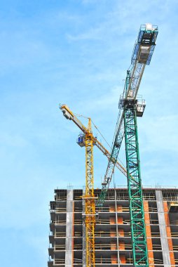 Turna ve bina mavi gökyüzüne karşı yapım aşamasında