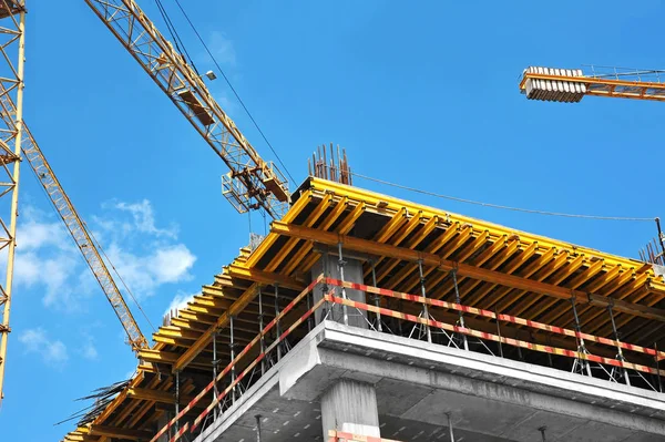 Construcción de grúas y rascacielos — Foto de Stock