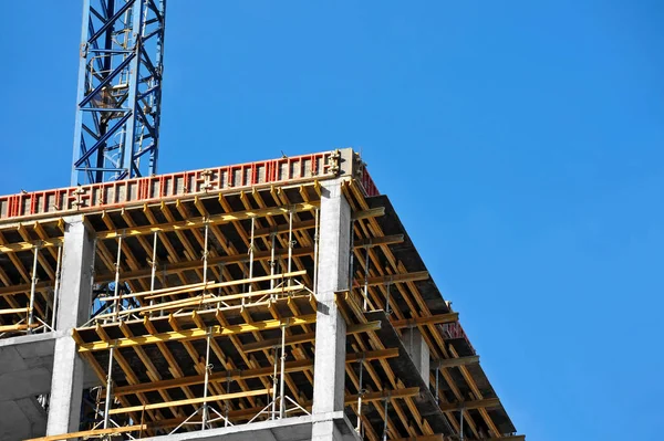 Kran und Hochhausbaustelle — Stockfoto