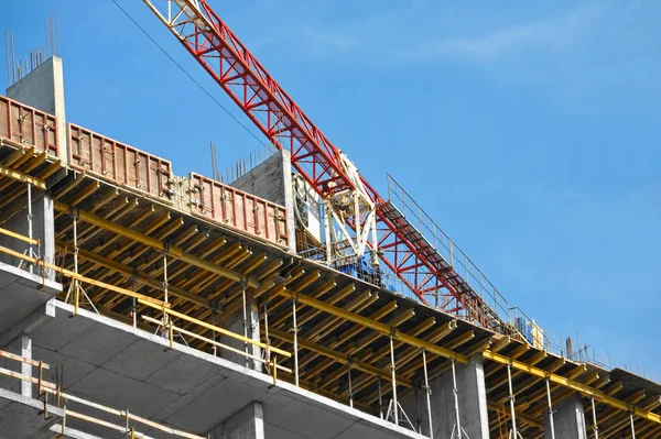 Kran und Hochhausbaustelle — Stockfoto