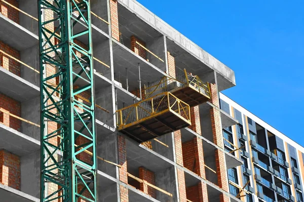 Kran och highrise byggarbetsplats — Stockfoto