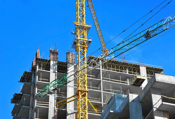 Construcción de grúas y rascacielos —  Fotos de Stock