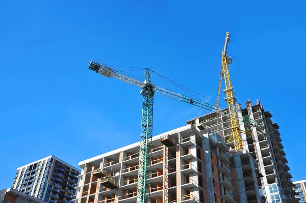 Kran und Hochhausbaustelle — Stockfoto