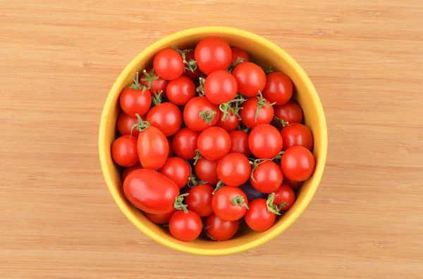 Tomate (Solanum lycopersicum var. cerasiforme ) — Foto de Stock