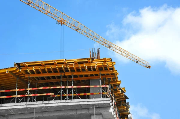 Kran und Hochhausbaustelle — Stockfoto