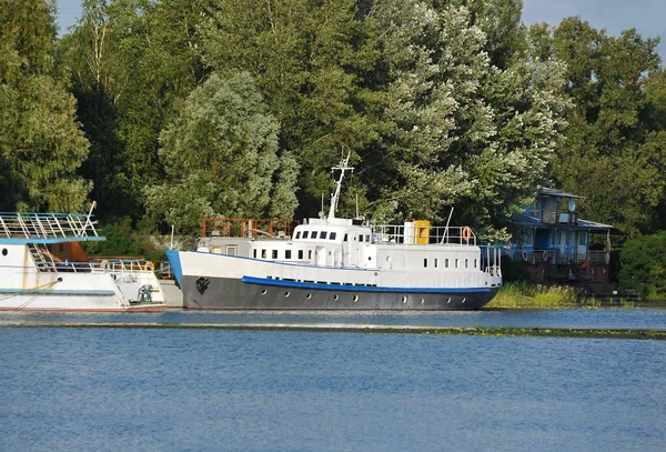 Motor ship at small river harbor — Stock Photo, Image