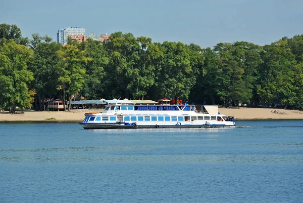 Motor reizen rivier schip — Stockfoto