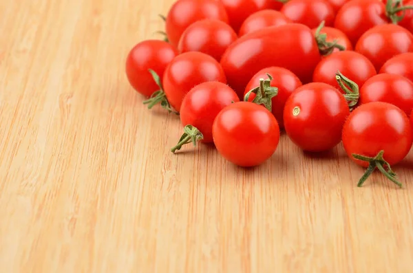 Tomate Cereja Fresco Fundo Madeira Bambu — Fotografia de Stock