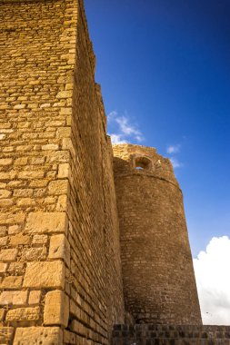 Parlak mavi gökyüzü bulutlu karşı harika antik kale eski püskü taş kule