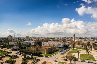 Muhteşem dron görünümü şaşırtıcı oryantal şehir ve bulutlu gökyüzü güneşli