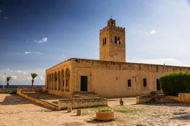 Antik taş güneşli günde görkemli deniz kıyısında bulunan eski püskü duvarlı bina