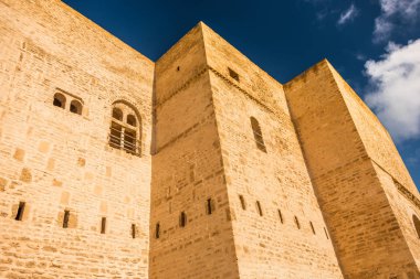 Parlak mavi gökyüzü karşı inanılmaz antik kale yıpranmış taş duvarlar