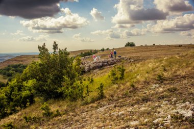 Grup sırasında kırsalında bulutlu gün harcamak zaman harika çimenli tepeye ayakta anonim insan