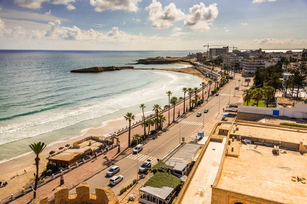 Görkemli deniz araçları ile road yakınındaki muhteşem kıyı kenti güneşli günde sallayarak güzel dron görünümü