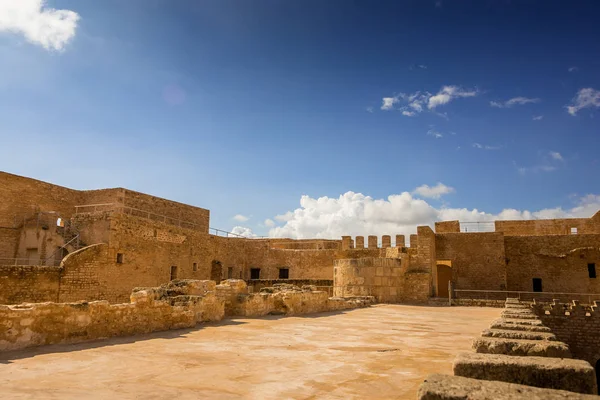 Yaşlı kalesine bulutlu gökyüzü karşı boş avlusuna şaşırtıcı görünümü güneşli