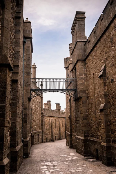 Eski Şehir'in sokakta yaşlı taş binaların kaba duvarları arasında asılı şık metal balkon