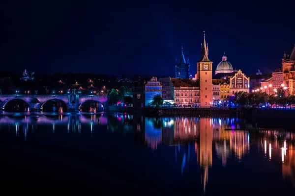 Prag Derma ışıklar gece Charles Köprüsü