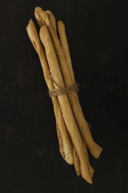 Ekmek sopa bir ip karanlık bir arka plan ile bağlı. Yukarıdan görüntülemek