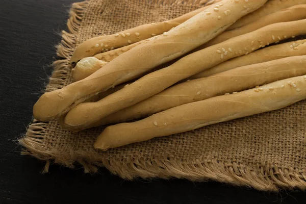 Tongkat Roti Terletak Pada Serbet Linen Dari Burlap — Stok Foto