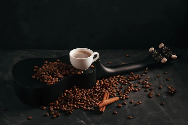 Una Taza Café Está Elulele Negro Con Granos Café Dispersos — Foto de Stock