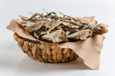 Kraft kağıt üzerinde bir sepet içinde çeşitli kurutulmuş balık
