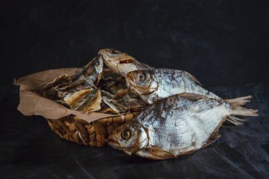 Kraft kağıt karanlık bir arka plan üzerinde kurutulmuş balık sepeti