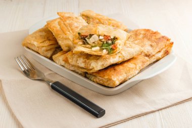 Yumurta, peynir, domates, maydanoz yapılan Ermeni pita ekmeği sandviç