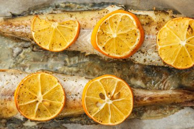 Balık pişmiş pollock baharat ve limon ile