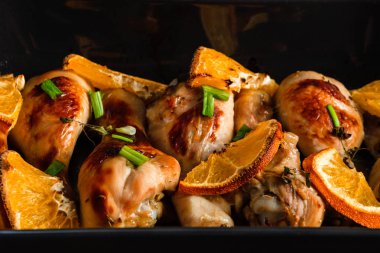 Pişmiş tavuk budu portakal dilimleri ile