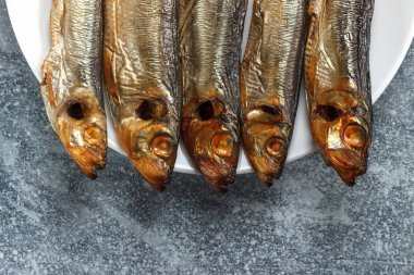 Füme Çaça balığı yalan beyaz bir plaka üzerinde