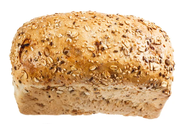 Brood met sesamzaad, lijnzaad en worteltjes. Isoleren op witte achtergrond — Stockfoto