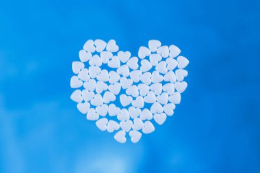 Mavi bir arka plan üzerinde kalp şeklinde tablet ortaya konulan kalp