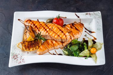 Izgara somon Steak balsamik sirke, limon, domates ve Frisalis