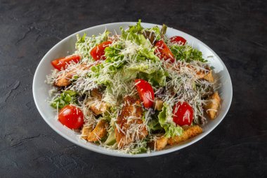 Tavuk fileto, kiraz domates ve parmesan peyniri ile Sezar salatası