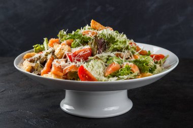 Tuzlanmış balık, somon, kiraz domates, peynir ve parmesan ile Sezar salatası