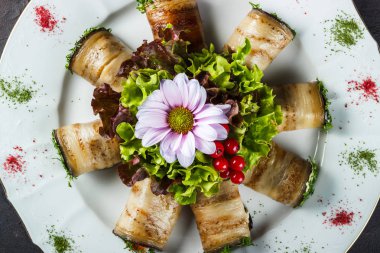 Marul ve çiçek ile süslenmiş tuzlu somon ile doldurulmuş patlıcan meze