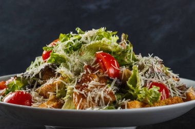 Tavuk, parmesan peyniri ve kiraz domates ile Sezar salatası