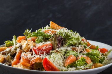 Tuzlanmış balık, somon, kiraz domates, peynir ve parmesan ile Sezar salatası