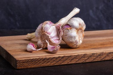 Tahtanın üzerinde iki sarımsak başı var.