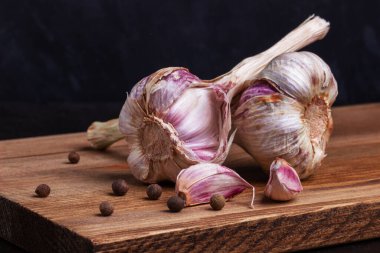 Tahtada iki baş sarımsak ve karabiber.