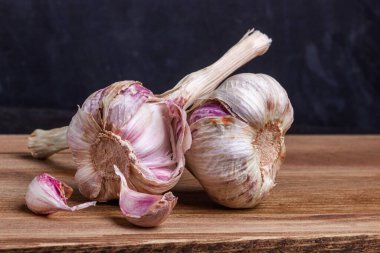 Tahtanın üzerinde iki sarımsak başı var.