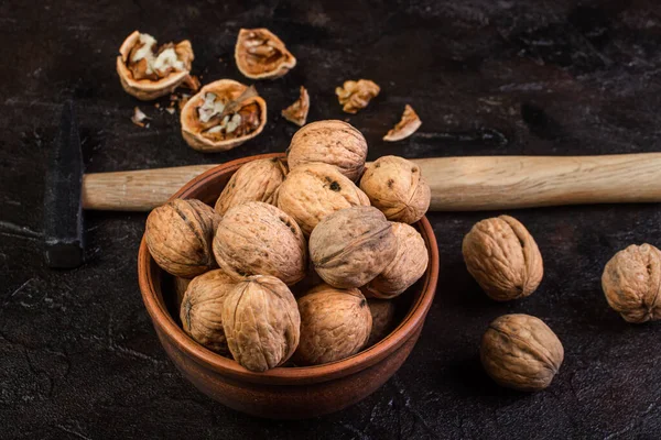 Nuez Con Martillo Contra Fondo Hormigón — Foto de Stock