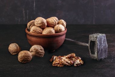 Çekiçle kasede ceviz