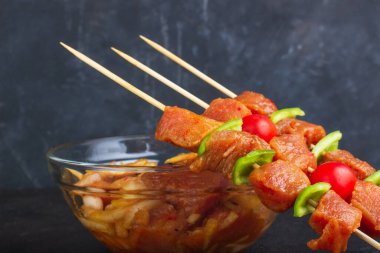 Soğanlı marine edilmiş et, biber ve soya soslu şiş.
